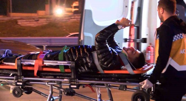 Maltepede ambulans ile otomobil çarpıştı: Kazada yaralanan genç telefonunu elinden bırakmadı