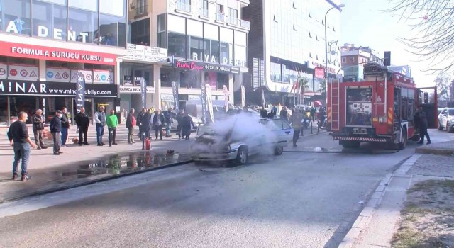 Maltepede kaputu açılmayan otomobil alevlere teslim oldu