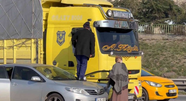 Maltepede trajikomik kaza: Önce aracın üzerine çıktı sonra kavga etti
