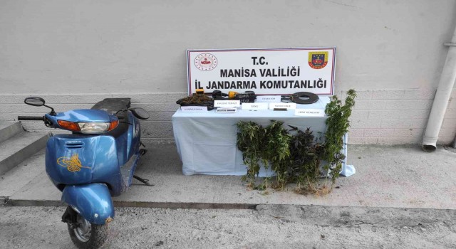 Manisada jandarma hem esrar hem de tarihi eser ele geçirdi