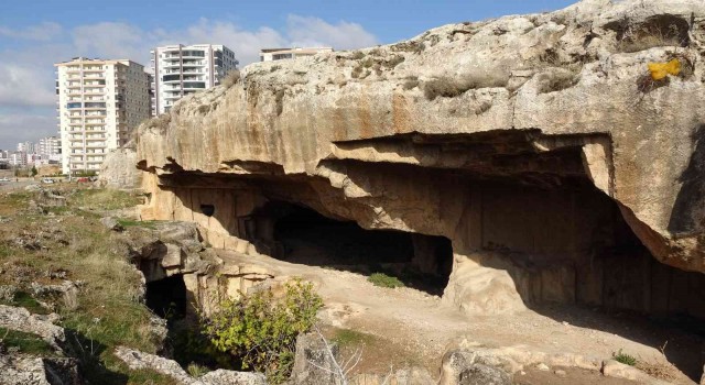 Mardinde şehrin merkezindeki mağaralar dikkat çekiyor