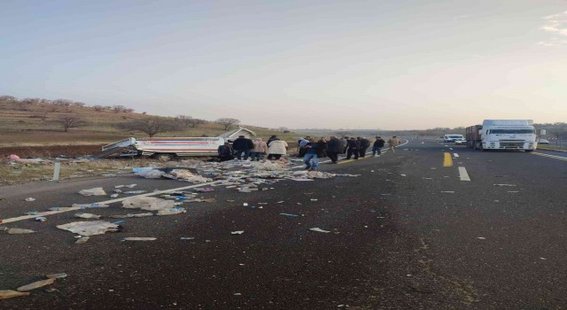 Mardinde tır yol kenarında bekleyen kamyonete çarptı: 3 yaralı