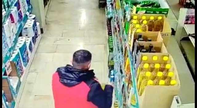 Markette hırsızlık güvenlik kamerasında