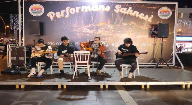 Marmaris 19 Mayıs Gençlik Meydanı cıvıl cıvıl