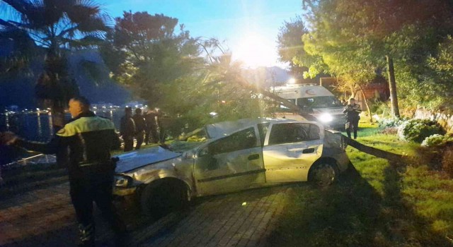 Marmariste araç seyir tepesinden sahile uçtu