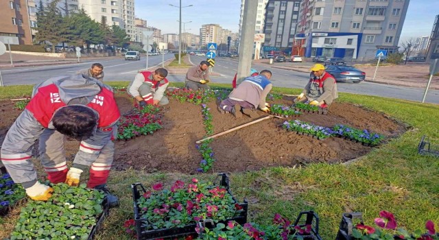 Melikgazinin Kavşakları Çiçeklerle Renklendi