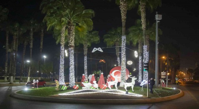 Mersin caddeleri ve sokakları yılbaşı için süslendi