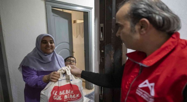 Mersinde 30 bin aileye El Bebek Gül Bebek paketi ulaştı