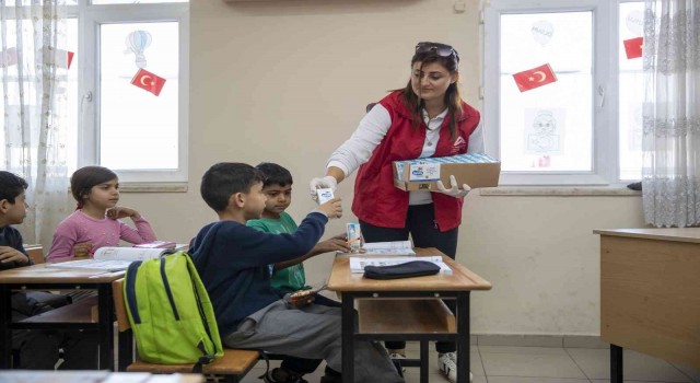 Mersinde çocuklara sütün yanında kuruyemiş