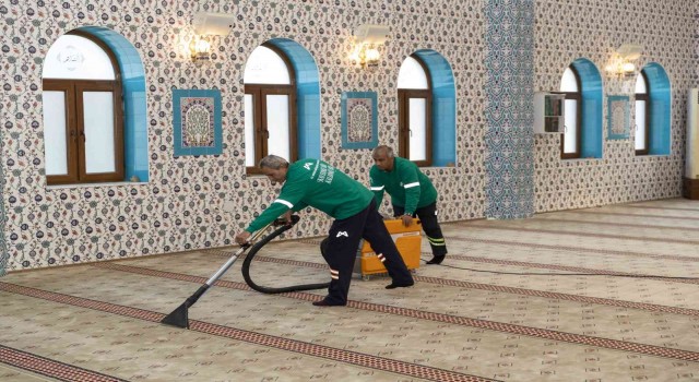 Mersinde ibadethaneler temizleniyor