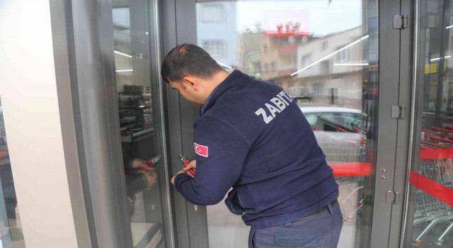 Mersinde uygun şartları taşımayan zincir market mühürlendi