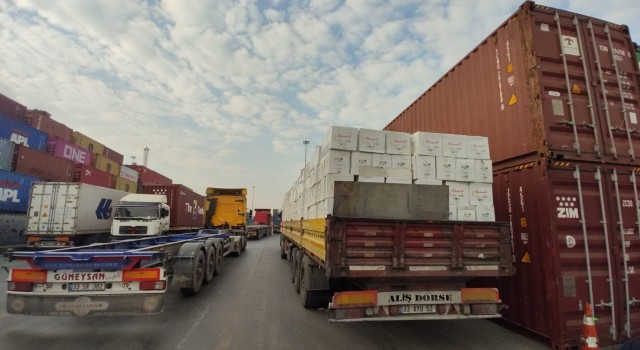 Mersinde yakalanan 5 tır kaçak içki imhaya gönderildi