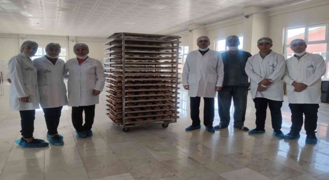 Meslek lisesi öğrencileri günde bin 100 ekmek üretiyor