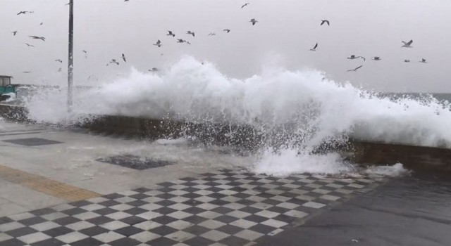 Meteoroloji turuncu kodla uyardı: Trakyaya fırtına ve sağanak geliyor