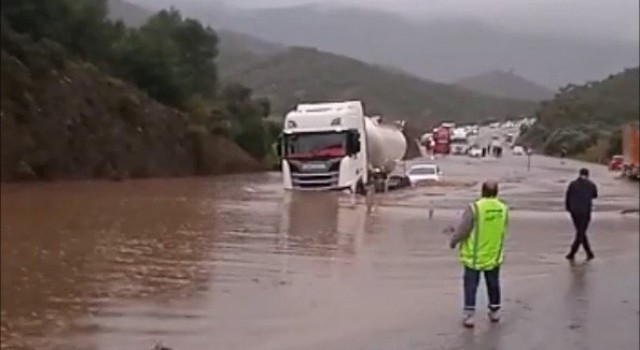 Milasta sağanak yağmur etkili oldu