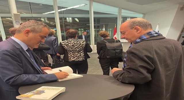 Milli Eğitim Bakanı Özer, OECD Eğitim Bakanlarına kitap hediye etti