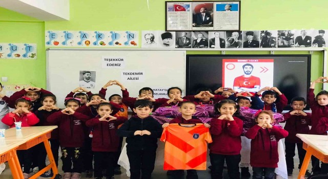 Milli futbolcu Mahmut Tekdemirden öğrencilere destek