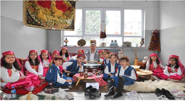 Minik öğrencilerden yöresel kıyafetli Yerli Malı Haftası etkinliği