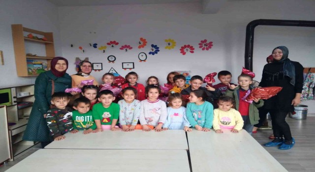 Miniklerden kırsaldaki arkadaşlarına kitap ve oyuncak