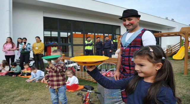 Miniklere jonglör eşliğinde trafik eğitimi