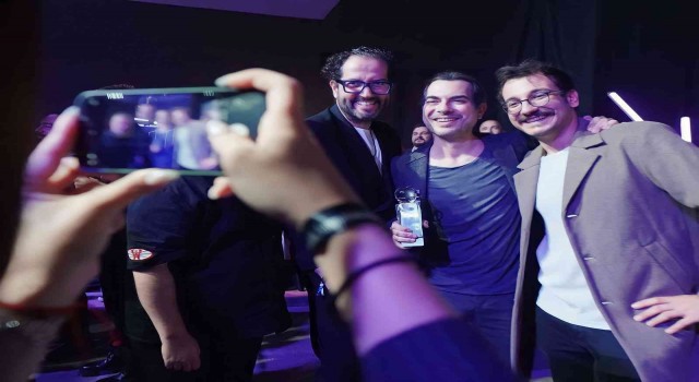 Mor ve Ötesine albüm tasarladı, ödüle doymadı