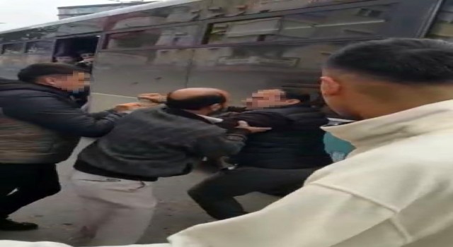 Motosiklet sürücüsü ile otobüs şoförünün kavgasını vatandaşlar ayırdı