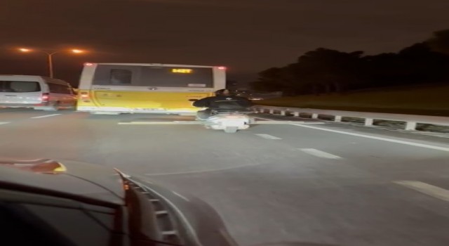 Motosikletle demir profil taşıyan sürücü trafiği tehlikeye soktu