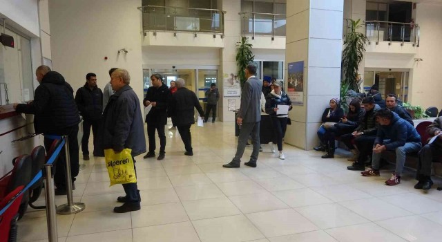 Muğlada EYTliler sabahın ilk saatlerinde soluğu SGKda aldı