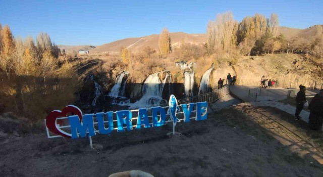 Muradiye Şelalesi sonbaharda güzelliği ile büyülüyor