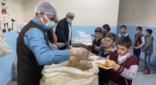 Muradiyede 4 bin 500 öğrenciye günce 3 çeşit sıcak yemek desteği yüzleri güldürdü