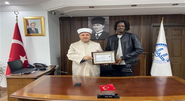 Müslüman arkadaşlarından etkilenen Çadlı öğrenci İslamiyeti seçti