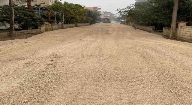 Mutta doğalgaz çalışmalarında bozulan yollar onarılıyor