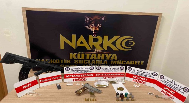 Narkotik köpeği aracın torpido gözündeki uyuşturucuyu işte böyle buldu