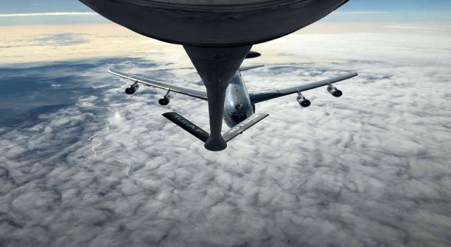 NATOya ait E-3A AWACS uçağına yakıt ikmali