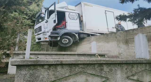 Navigasyona uyup girdiği yolda kamyonuyla mezarlıkta askıda kaldı