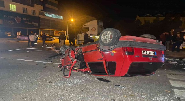 Nevşehirde otomobilin aydınlatma direğine çarpıp devrildiği anlar kamerada