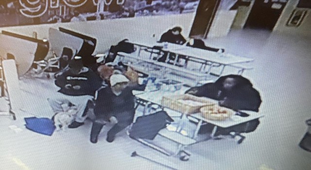 New Yorkta bir kişi, kar fırtınasındaki mağdurları aracına alarak donmaktan kurtardı