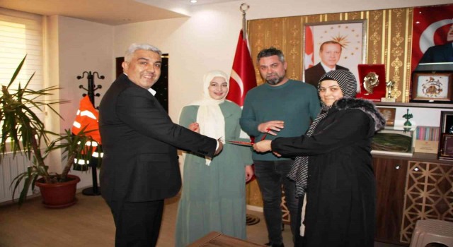 Nişan yüzüklerini Başkan Fatih Çalışkan taktı