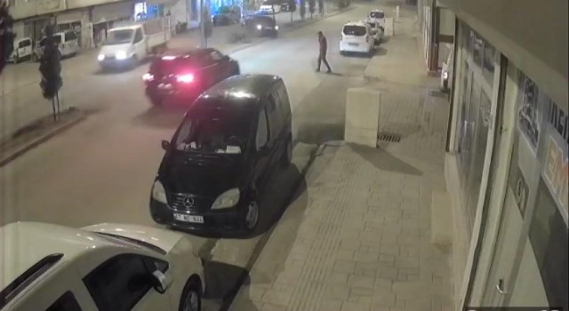 Nusaybinde sürücü dönüşünü aldıktan sonra refüjü aşıp karşı duvara çarptı