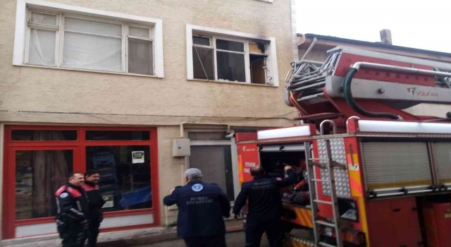 Ocakta unutulan yemek mutfağı yaktı