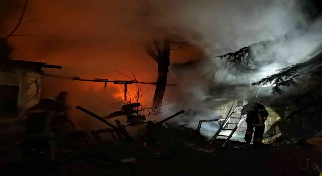 Odunlukta çıkan yangın 2 eve hasar verdi
