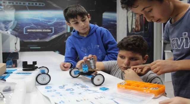 Öğrenciler robotik kodlama öğreniyor