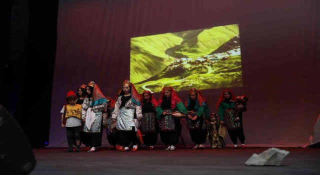 Öğretmenlerden oluşan Boş Beşik Halk Oyunları Topluluğunun gösterisine yoğun ilgi