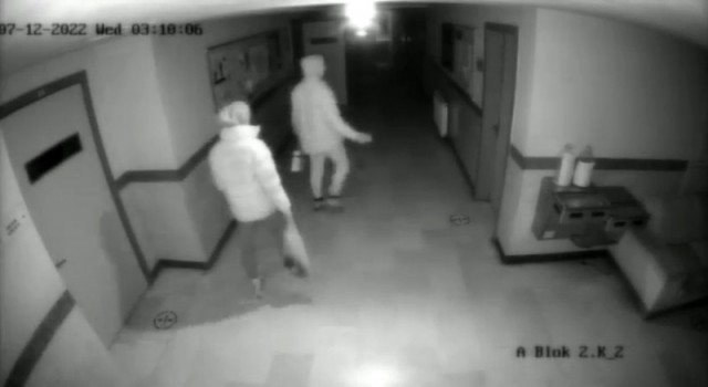 Okuldan bağış kutusunu çaldılar, bozuk paraları akaryakıt istasyonunda tümlettiler: O anlar kamerada
