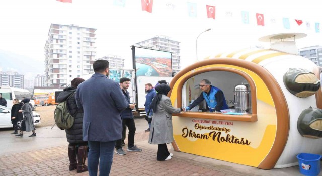 Onikişubat Belediyesinden öğrencilere sıcak çorba, simit ve çay ikramı