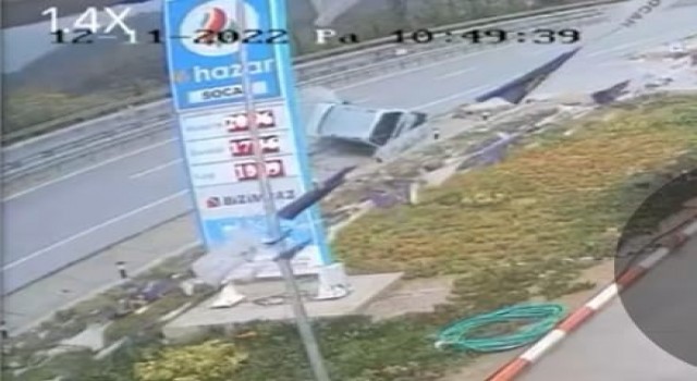 Önündeki araca çarpmamak için manevra yapan otomobil, yan yattı