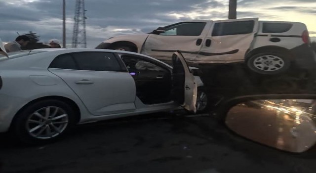 Orduda ticari araçla otomobil çarpıştı: 3 yaralı