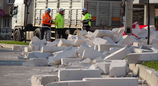 Orduda tırdan yola dökülen gaz beton, trafiği aksattı