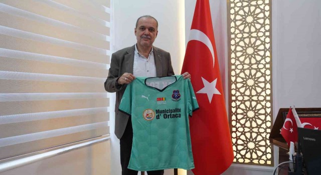 Ortaca Belediye Başkanı Uzundemirden Afrikalı futbolculara forma hediyesi
