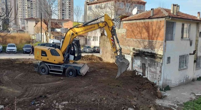 Osmangazide bir metruk yapı daha yıkıldı